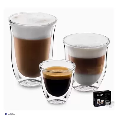 Três copos de vidro duplo com café e espuma, e caixa preta DeLonghi