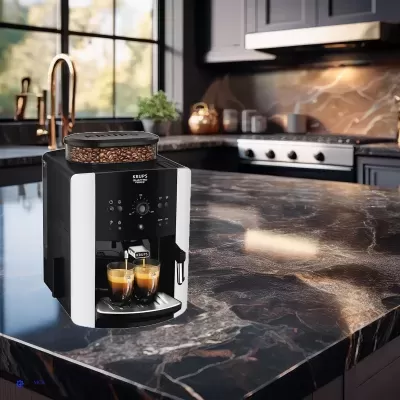 Máquina de café expresso KRUPS preta e branca com dois copos de café numa bancada marmoreada