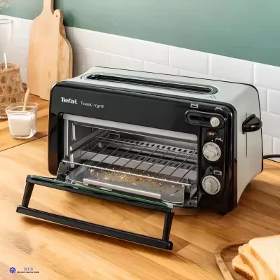 Torradeira e forno elétrico Tefal Toast N'grill preto e cinza com porta aberta numa bancada de madeira