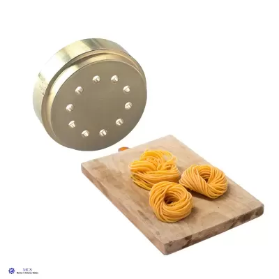 Ralador metálico dourado e tábua de madeira com massa fresca