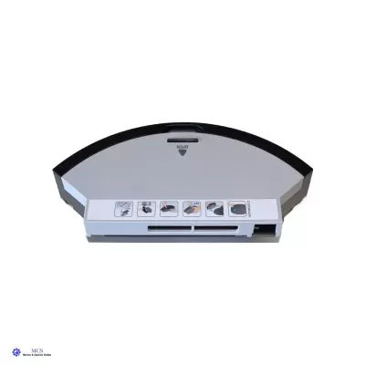 robô aspirador de pó semicircular branco com detalhes pretos e ícones na parte superior