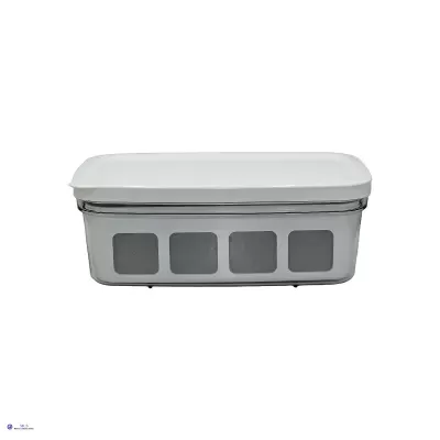 Recipiente transparente retangular com tampa branca e janelas cinzentas na lateral