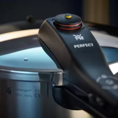 Panela de pressão metálica Cromargan 4,5 l com tampa e alça pretas WMF Perfect