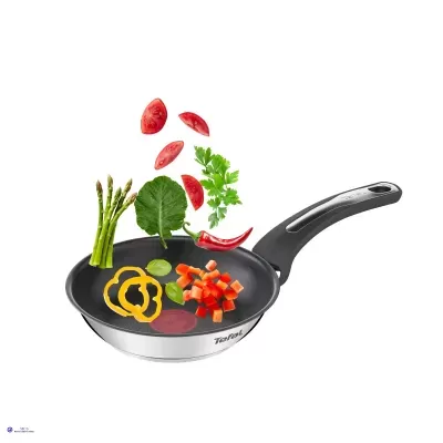 Frigideira Tefal com vegetais variados dentro e a flutuar