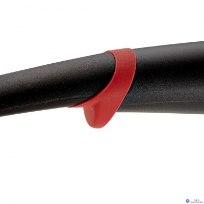 Peça preta rígida com anel vermelho flexível em fundo branco