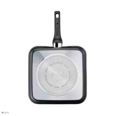 Frigideira quadrada preta com base metálica e cabo preto