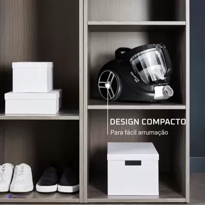 Aspirador compacto preto numa prateleira com caixas e sapatos
