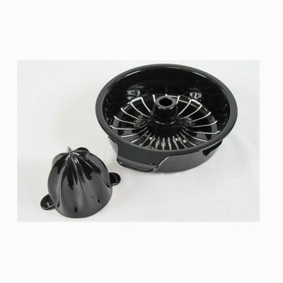 Espremedor de citrinos preto com duas partes, placa de base e cone de extração.