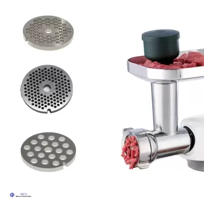 Picadora de carne metálica com três discos diferentes e carne sendo moída