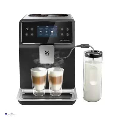 Máquina de café automática preta WMF com duas chávenas de vidro e jarro de leite