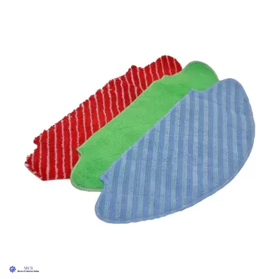 Três panos de microfibra nas cores vermelho, verde e azul, com padrões de riscas, sobre fundo branco