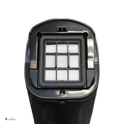 Filtro de ar retangular com moldura preta e grelha dividida em nove seções numa estrutura preta.