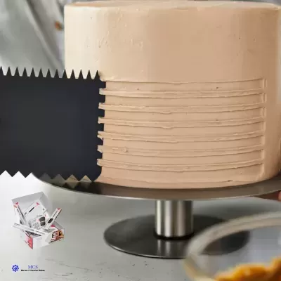 Bolo com cobertura bege claro decorada com linhas horizontais e espátula preta serrilhada a alisar cobertura