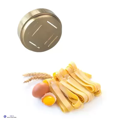 Massa fresca tagliatelle, ovos, espigas de trigo e utensílio de metal redondo sobre fundo branco