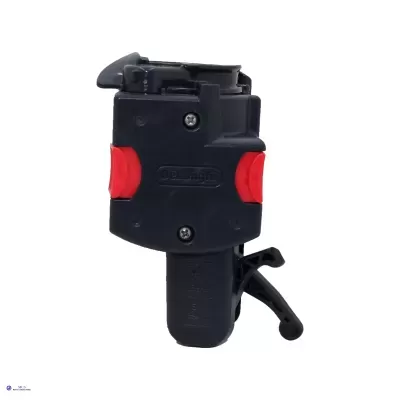 Dispositivo preto com detalhes vermelhos e mecanismo articulado