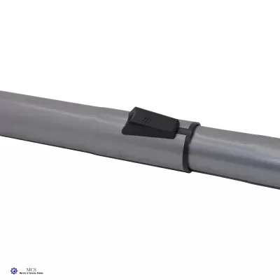 Dispositivo preto preso a tubo metálico cinzento