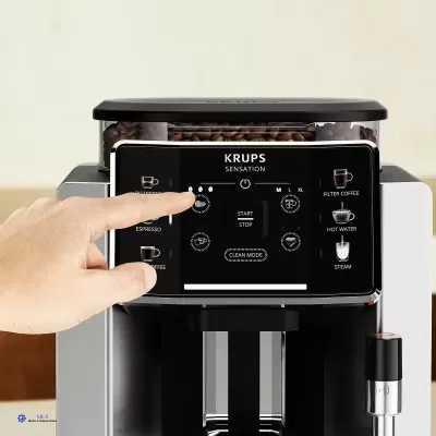 Máquina de café KRUPS Sensation com painel digital e mão a tocar botões