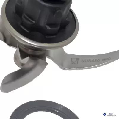 Lâmina de triturador em aço inoxidável com junta de vedação de borracha cinzenta.