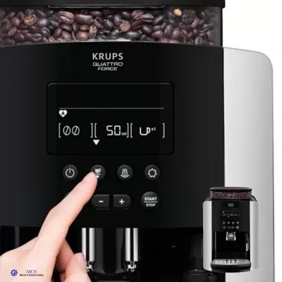 Máquina de café KRUPS Quattro Force com grãos visíveis e painel digital preto.