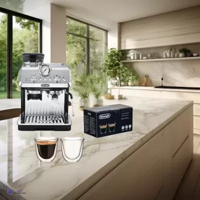 Máquina de café espresso De'Longhi inox, caixa e copos de vidro em balcão de cozinha