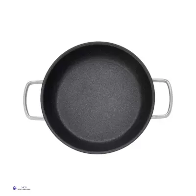 Frigideira preta redonda com duas pegas metálicas vista de cima