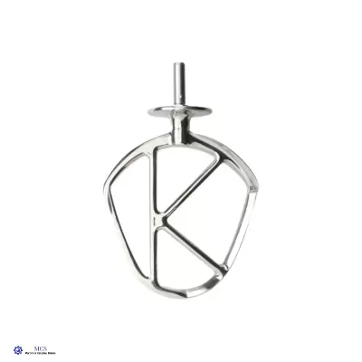 Batedor metálico prateado para batedeira sobre fundo branco