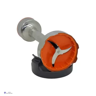 Liquidificador com lâminas de aço inoxidável e base plástica laranja e preta