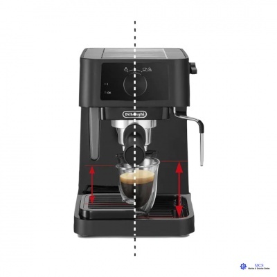 máquina de café espresso preta DeLonghi com copo transparente contendo café