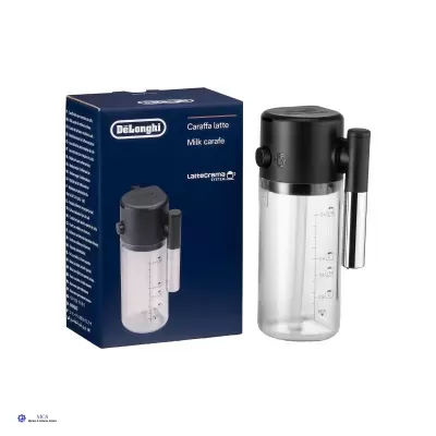 Jarra de leite DeLonghi transparente com tampa e alça pretas ao lado da embalagem azul.