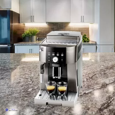 Máquina de café expresso De'Longhi em aço inoxidável com duas chávenas de café