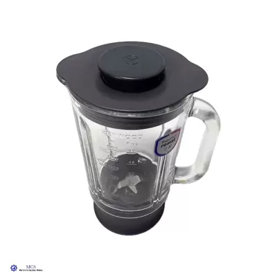 Liquidificador de vidro com tampa e base pretas sobre fundo branco