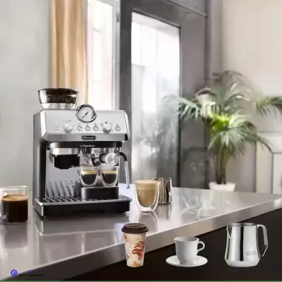 Máquina de café espresso em aço inoxidável com moedor embutido e acessórios sobre bancada de cozinha