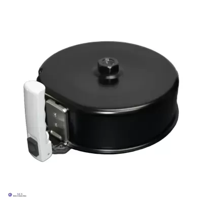 Máquina de waffle redonda preta com pega branca e botão preto