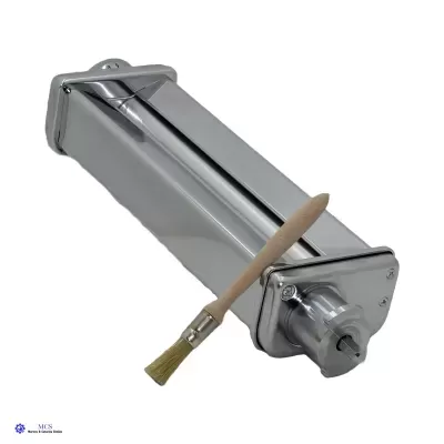 Máquina de molho de inox prateada com pincel de cabo de madeira