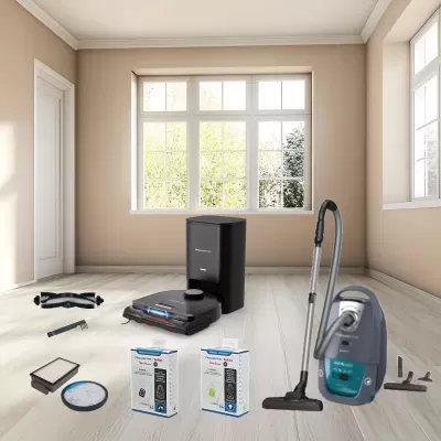 Aspirador e acessórios de limpeza numa sala clara com janelas grandes