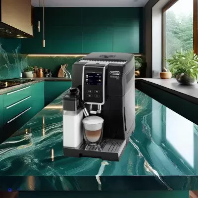 Máquina de café DeLonghi Dinamica Plus preta numa cozinha com bancada verde marmoreada.