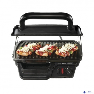 Grelhador elétrico preto com grelhados de chouriço e queijo