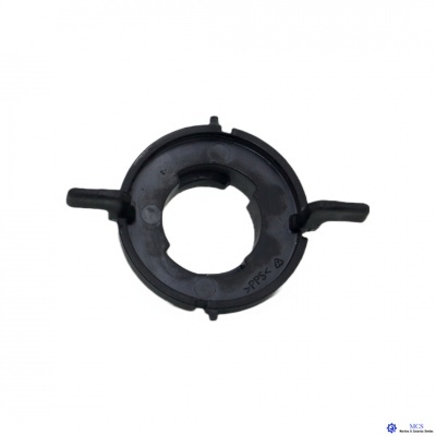 Peça plástica preta circular com duas extensões laterais e texto gravado