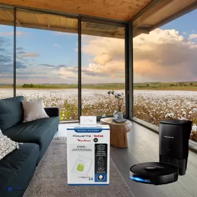 Sala moderna com sofá azul, mesa de madeira, grandes janelas, aspirador robô, aspirador vertical e caixa de filtros Tefal