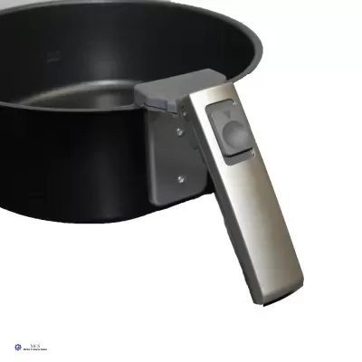 Panela preta com pega destacável cinza metálico e botão