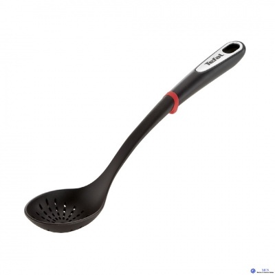 Colher preta com orifícios e cabo com etiqueta Tefal