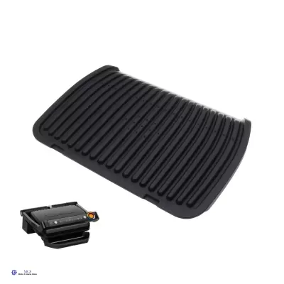 Chapa de grelha elétrica preta com ranhuras paralelas