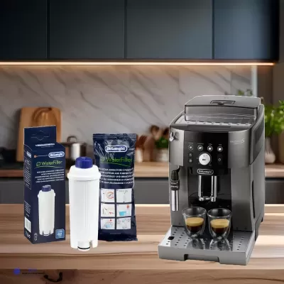 Máquina de café De'Longhi com dois cafés e filtro de água na bancada de cozinha