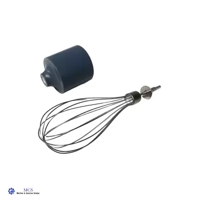 batedor metálico de fios finos e tampa preta opaca sobre fundo branco