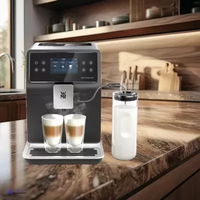 Máquina de café automática WMF com jarro de leite e duas chávenas de vidro em bancada de madeira