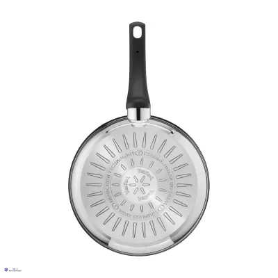 Frigideira com fundo de aço inoxidável e cabo preto