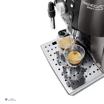 Máquina de café expresso MAGNIFICA S smart a preparar café em duas chávenas de vidro