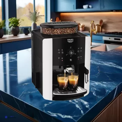 Máquina de café expresso automática Krups com grãos de café e dois cafés a serem preparados numa cozinha moderna