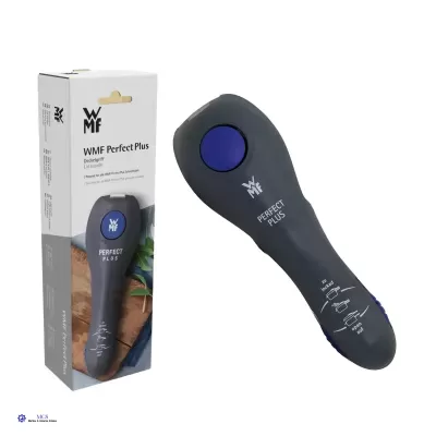 Utensílio de cozinha preto WMF Perfect Plus com botão azul ao lado da caixa do produto