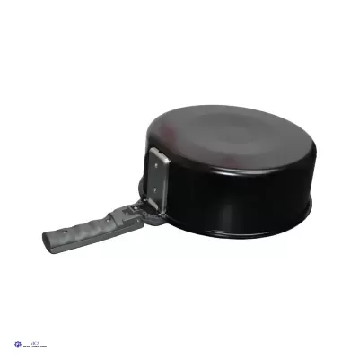 Panela preta antiaderente vista de baixo com cabo preto